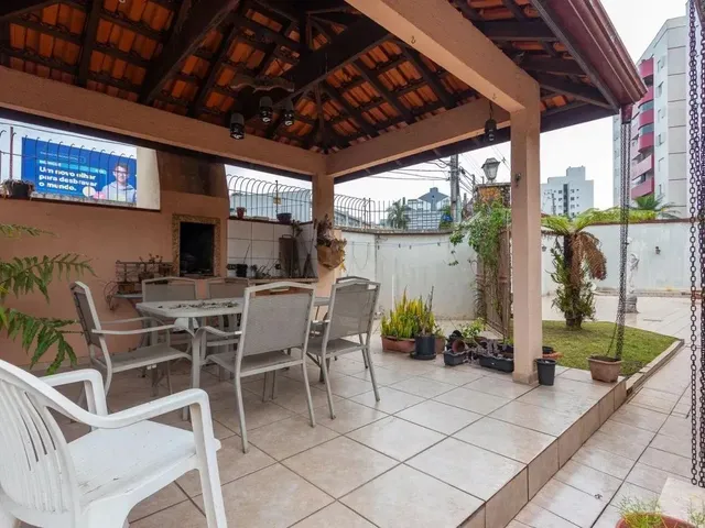 Casa com 460m² 3 quartos e 2 banheiros, à venda, no bairro Portão em Curitiba