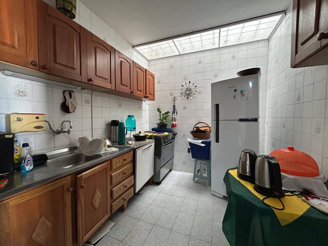 Casa com 300m² 1 quarto e 2 banheiros, à venda, no bairro Laranjal em Pelotas