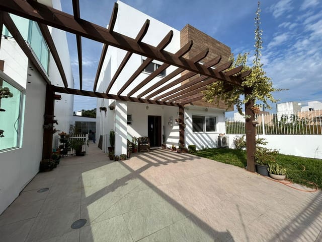 Casa com 300m² 3 quartos e 3 banheiros, à venda, no bairro Laranjal em Pelotas