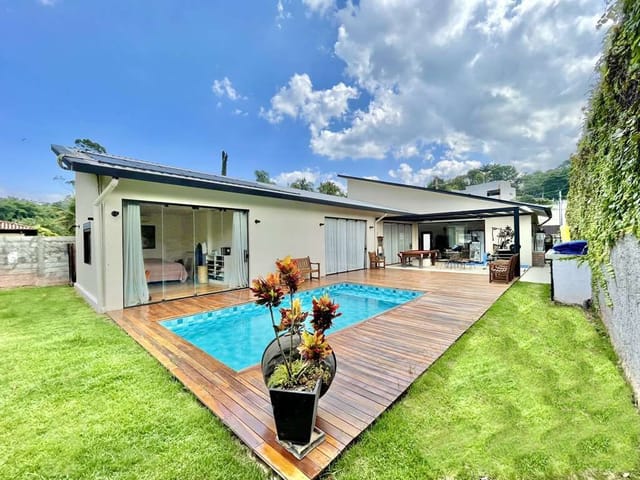Casa com 573m² 3 quartos e 3 banheiros, à venda, no bairro Vila Santo Antonio de Carapicuiba em Cotia