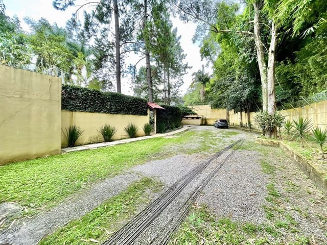 Casa com 2000m² 4 quartos e 7 banheiros, à venda, no bairro Chácara de La Rocca em Carapicuíba
