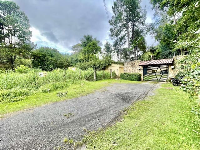 Casa com 2000m² 4 quartos e 7 banheiros, à venda, no bairro Chácara de La Rocca em Carapicuíba
