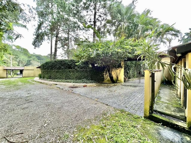 Casa com 2000m² 4 quartos e 7 banheiros, à venda, no bairro Chácara de La Rocca em Carapicuíba