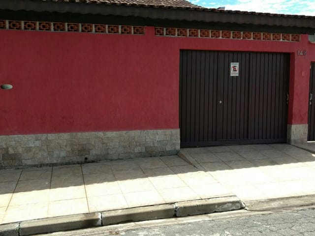Casa com 300m² 5 quartos e 3 banheiros, à venda, no bairro Moreira César em Pindamonhangaba