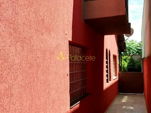 Casa com 300m² 5 quartos e 3 banheiros, à venda, no bairro Moreira César em Pindamonhangaba