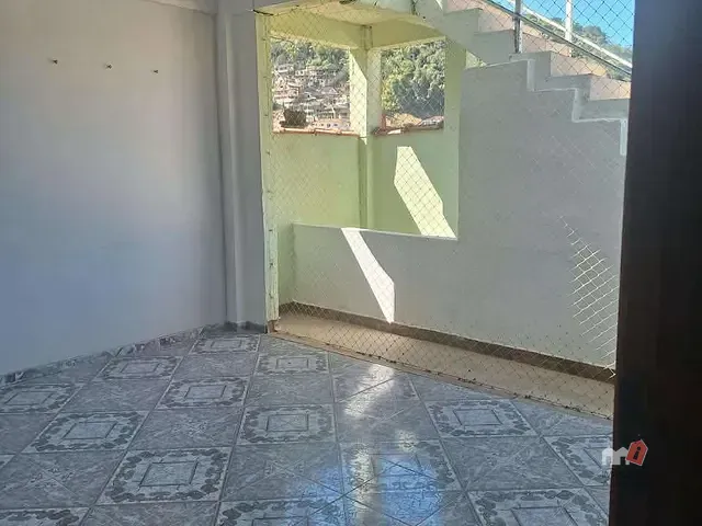Casa 2 quartos e 2 banheiros, para alugar, no bairro Mosela em Petrópolis