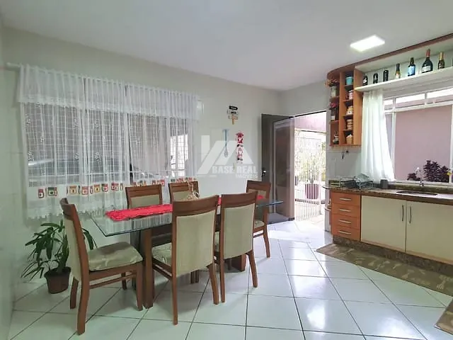 Casa com 200m² 4 quartos e 3 banheiros, à venda, no bairro Oficinas em Ponta Grossa