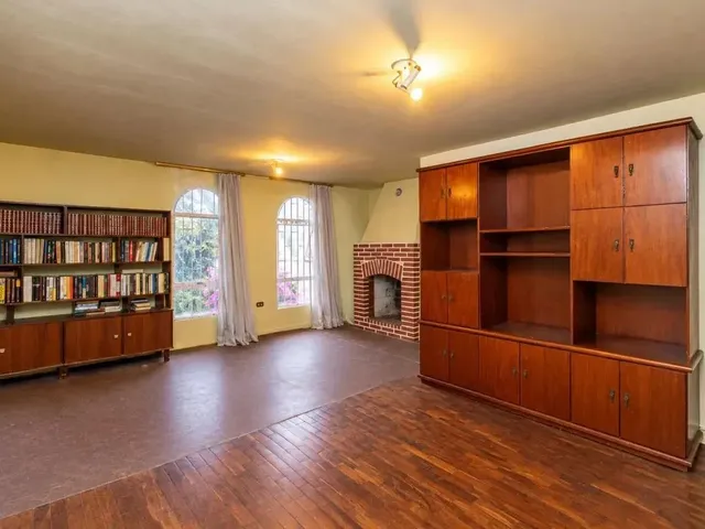 Casa com 300m² 3 quartos e 1 banheiro, à venda, no bairro Santo Inácio em Curitiba