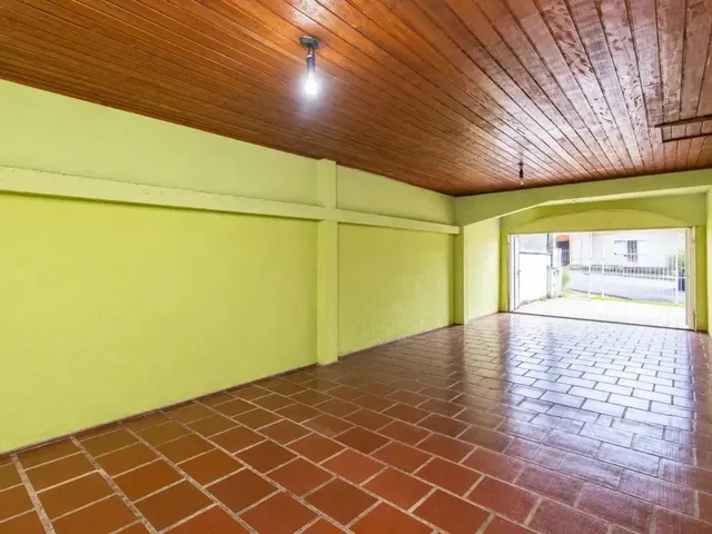 Casa com 300m² 3 quartos e 1 banheiro, à venda, no bairro Santo Inácio em Curitiba