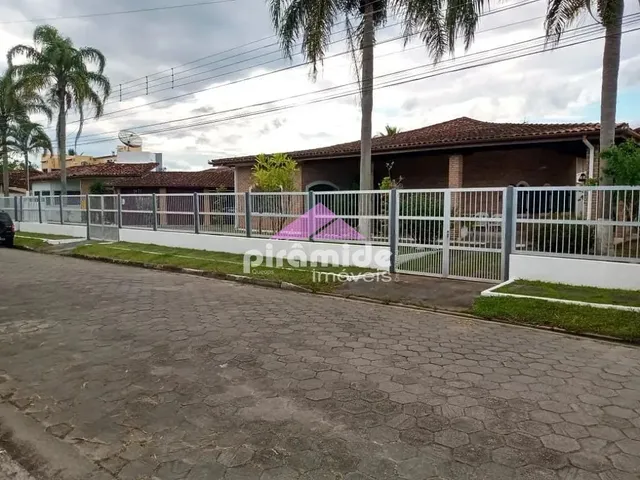 Casa com 1075m² 6 quartos e 5 banheiros, à venda, no bairro Praia das Palmeiras em Caraguatatuba
