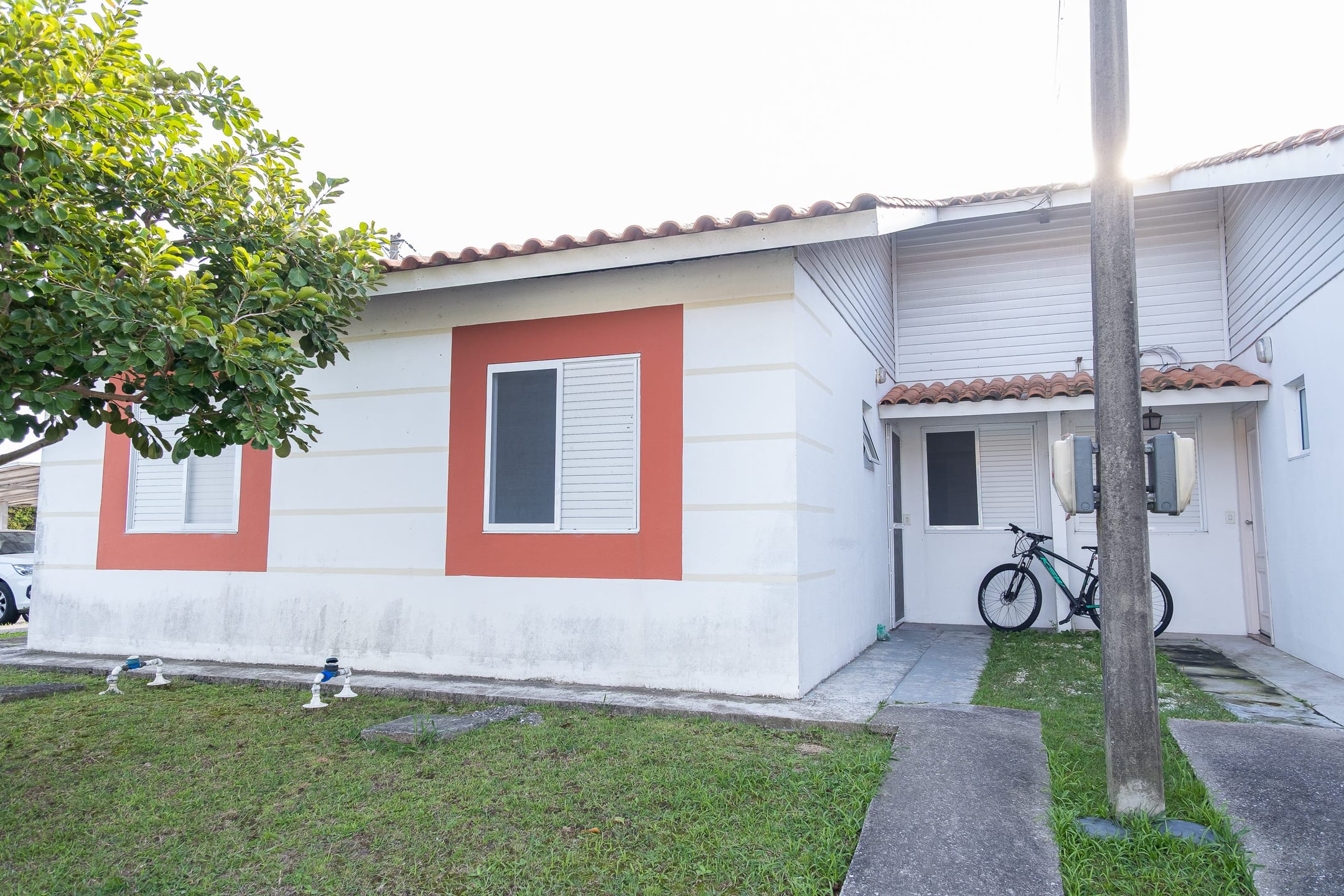 Casa no Moradas Club I, Três Vendas, com suíte e churrasqueira em condomínio com lazer completo e segurança 24h.