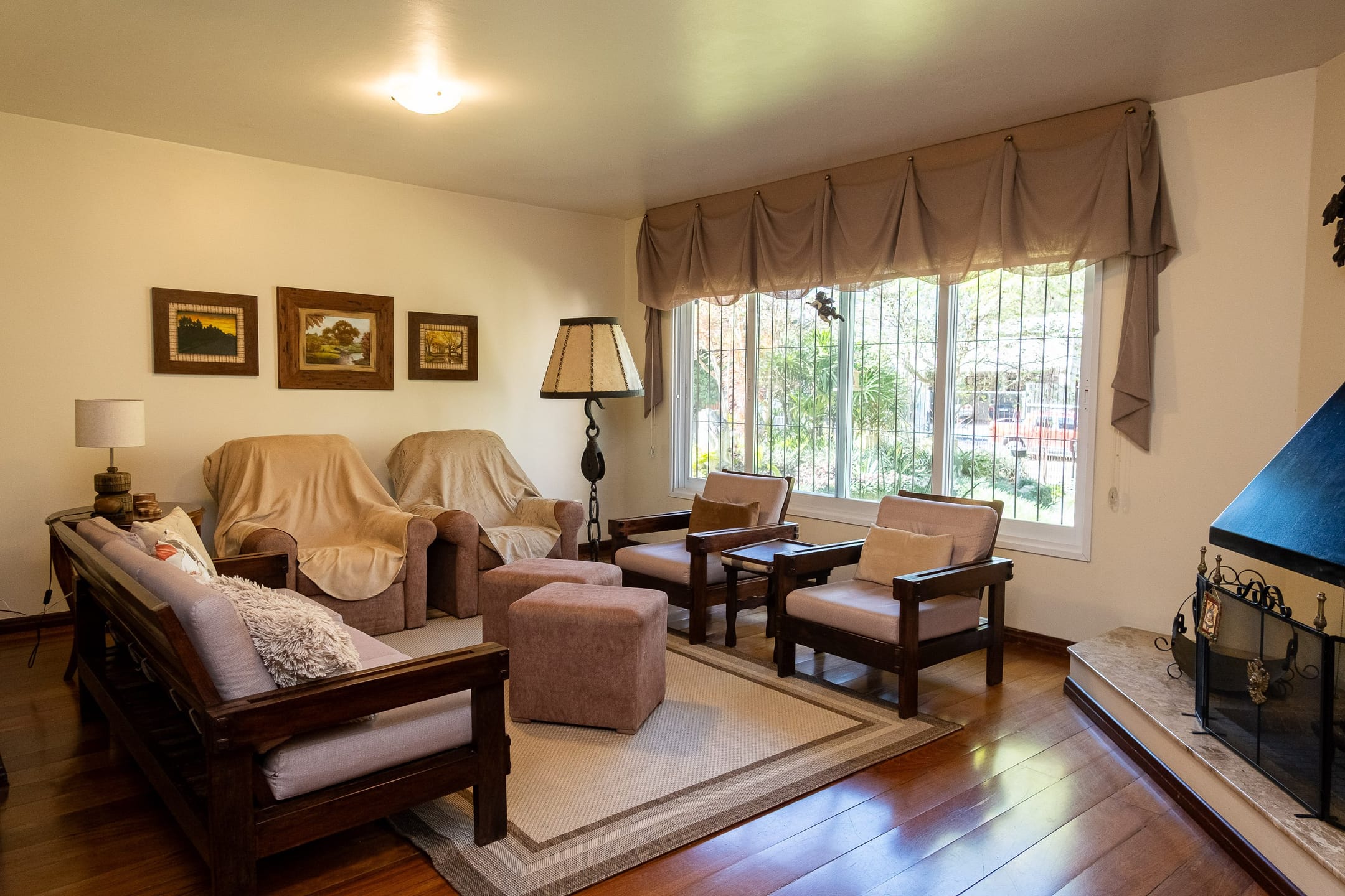 Casa espetacular na Villa Assumpção! Ampla, com suíte, lareira, gourmet, piscina, poço, gerador e quintal em terreno de 1.170 m². Conforto e sofisticação!