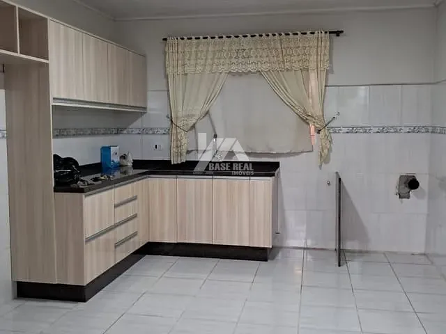 Casa 2 quartos e 3 banheiros, à venda, no bairro Centro em Ponta Grossa