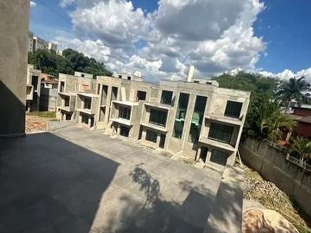 Casa com 160m² 3 quartos e 4 banheiros, à venda, no bairro Granja Viana em Cotia