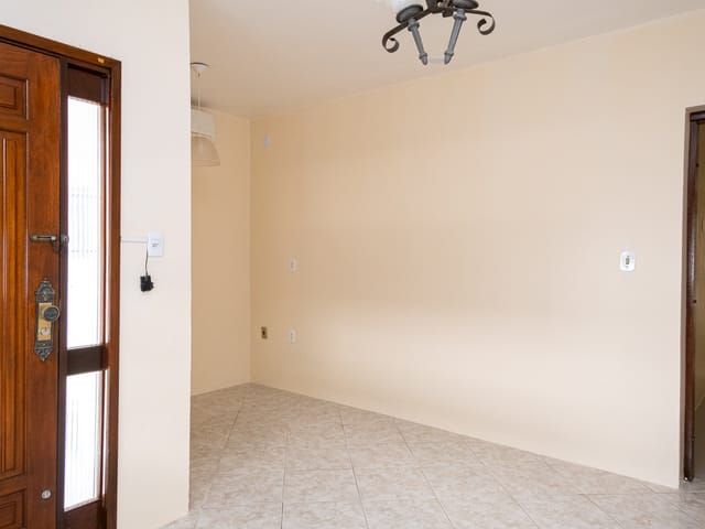 Casa 2 quartos e 2 banheiros, para alugar, no bairro Centro em Pelotas