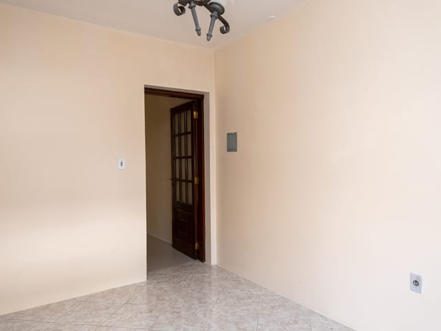Casa 2 quartos e 2 banheiros, para alugar, no bairro Centro em Pelotas