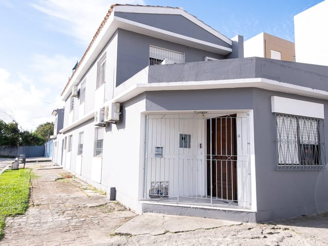 Casa 2 quartos e 2 banheiros, para alugar, no bairro Centro em Pelotas