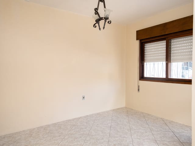 Casa 2 quartos e 2 banheiros, para alugar, no bairro Centro em Pelotas