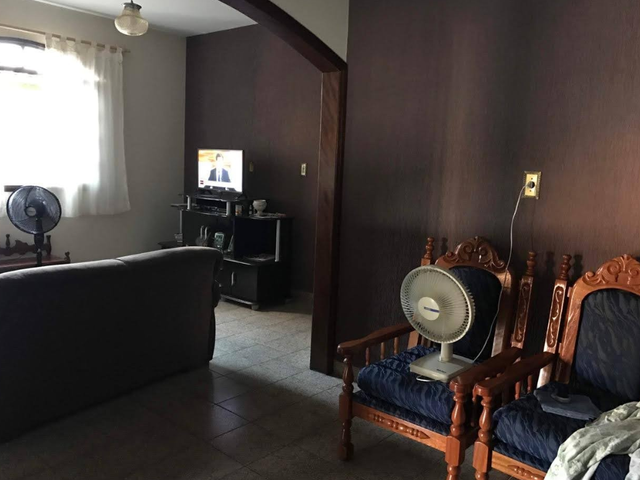 Casa à venda, no bairro Parque Santo Antônio em Taubaté