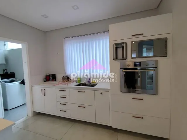 Casa com 252m² 3 quartos e 5 banheiros, à venda, no bairro Condomínio Residencial Mantiqueira em São José Dos Campos