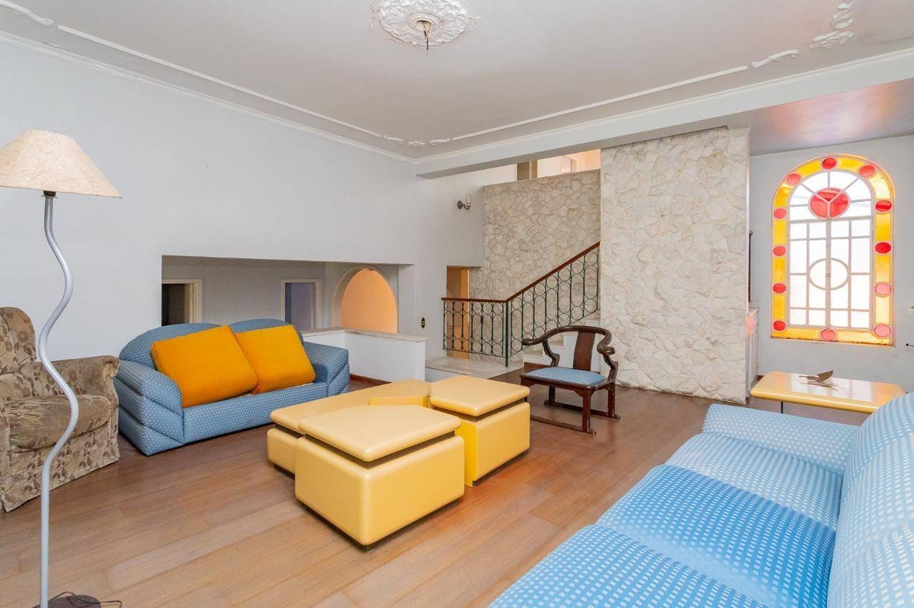 Casa à venda na Zona Norte de Pelotas - 241 m², 4 quartos (sendo 3 suítes), sala com lareira e amplo espaço gourmet com churrasqueira.