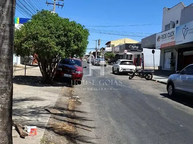 Casa com 300m² 4 quartos e 2 banheiros, à venda, no bairro Setor Garavelo em Aparecida de Goiânia