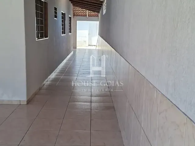 Casa com 300m² 4 quartos e 2 banheiros, à venda, no bairro Setor Garavelo em Aparecida de Goiânia