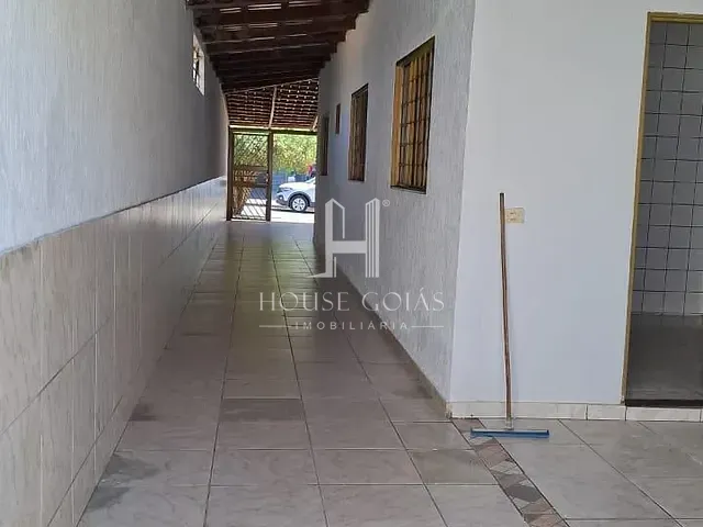 Casa com 300m² 4 quartos e 2 banheiros, à venda, no bairro Setor Garavelo em Aparecida de Goiânia