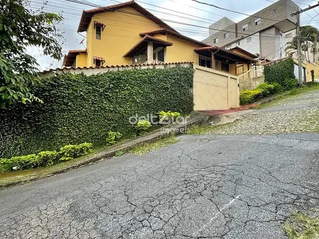 Casa com 360m² 5 quartos e 3 banheiros, à venda, no bairro Alto Caiçaras em Belo Horizonte