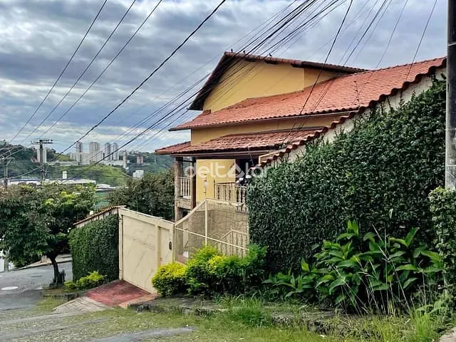 Casa com 360m² 5 quartos e 3 banheiros, à venda, no bairro Alto Caiçaras em Belo Horizonte