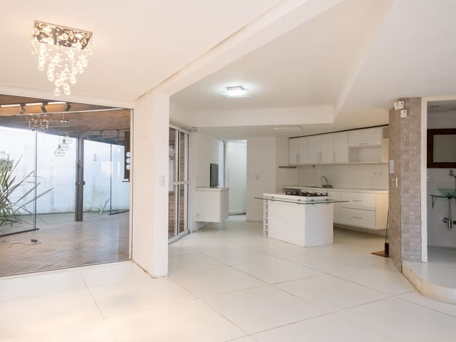 Foto do Casa - Encante-se com esta casa no Recanto de Portugal! 3 dorms (1 suíte), 3 salas, lareira, hidromassagem e deck com parrilha. São 142,5 m² de charme e conforto! | UP Imóveis