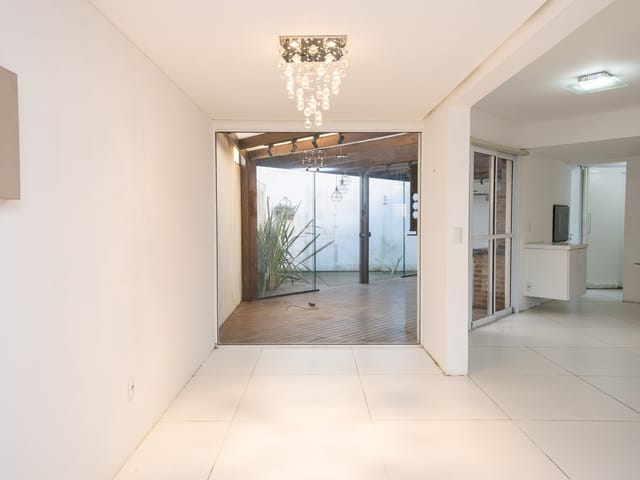 Foto do Casa - Encante-se com esta casa no Recanto de Portugal! 3 dorms (1 suíte), 3 salas, lareira, hidromassagem e deck com parrilha. São 142,5 m² de charme e conforto! | UP Imóveis