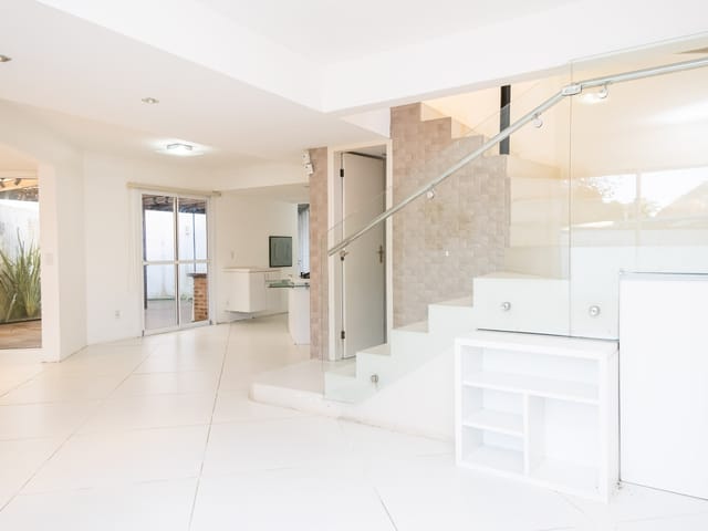 Foto do Casa - Encante-se com esta casa no Recanto de Portugal! 3 dorms (1 suíte), 3 salas, lareira, hidromassagem e deck com parrilha. São 142,5 m² de charme e conforto! | UP Imóveis