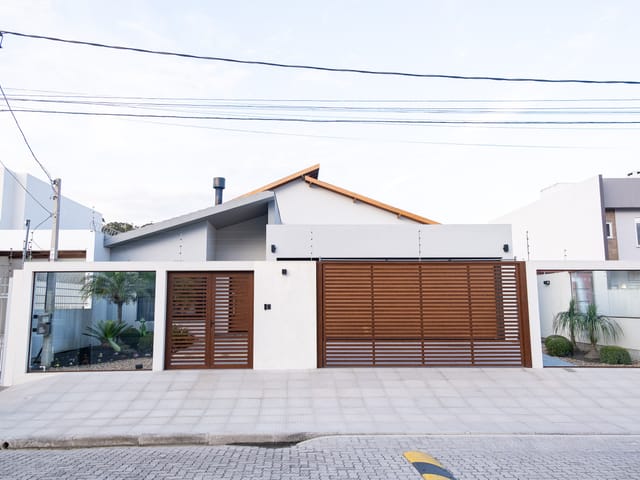 Casa com 630m² 3 quartos e 4 banheiros, à venda ou para alugar, no bairro Laranjal em Pelotas