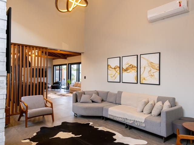 Casa com 630m² 3 quartos e 4 banheiros, à venda ou para alugar, no bairro Laranjal em Pelotas
