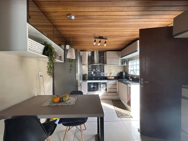 Casa com 330m² 2 quartos e 2 banheiros, à venda, no bairro Três Vendas em Pelotas