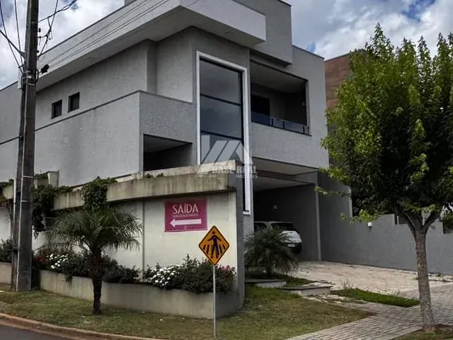 Casa com 300m² 4 quartos e 3 banheiros, à venda, no bairro Colônia Dona Luíza em Ponta Grossa