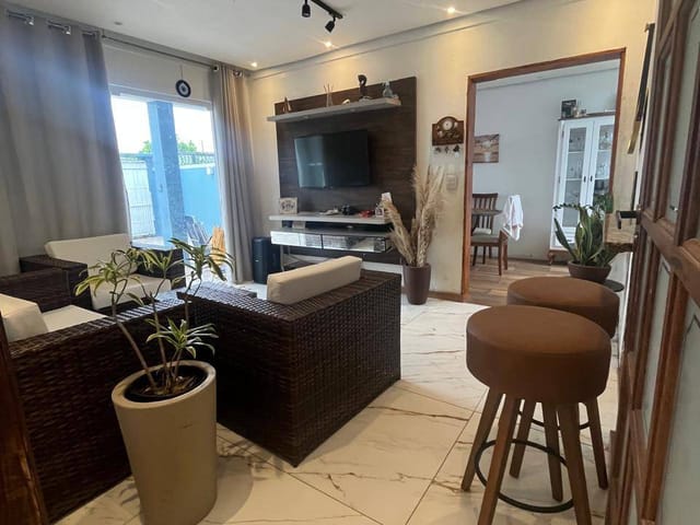 Casa com 300m² 4 quartos e 4 banheiros, à venda, no bairro Laranjal em Pelotas
