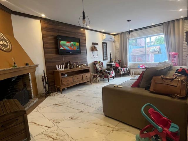 Casa com 300m² 4 quartos e 4 banheiros, à venda, no bairro Laranjal em Pelotas