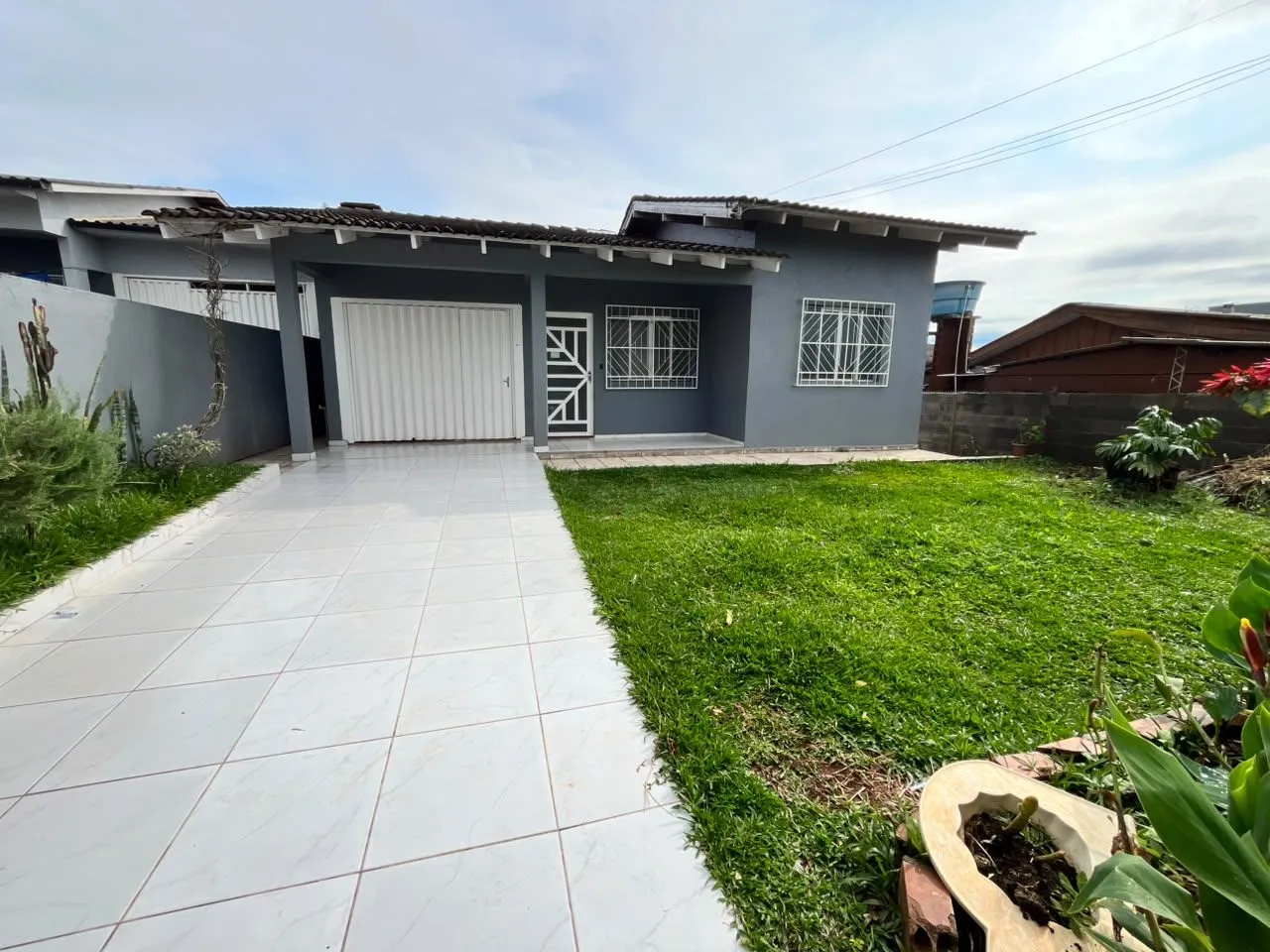 Casa para alugar com 3 dormitórios, 2 banheiros, 1 vaga de garagem e 105m² de área privativa no bairro Vila Real
