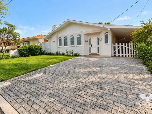 Casa com 378m² 4 quartos e 5 banheiros, à venda, no bairro Butiatuvinha em Curitiba