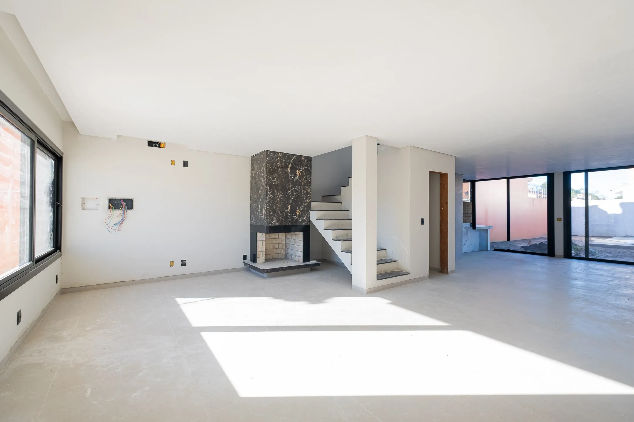 Casa no Bougainville Residence, Laranjal: 3 dormitórios (1 suíte), 176 m², porcelanato, 2 vagas e excelente padrão de acabamento!