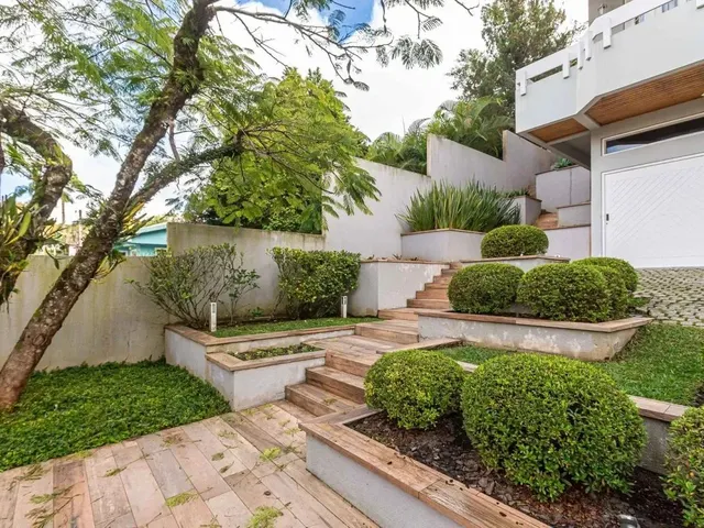 Casa com 735m² 4 quartos e 3 banheiros, à venda, no bairro Bom Retiro em Curitiba