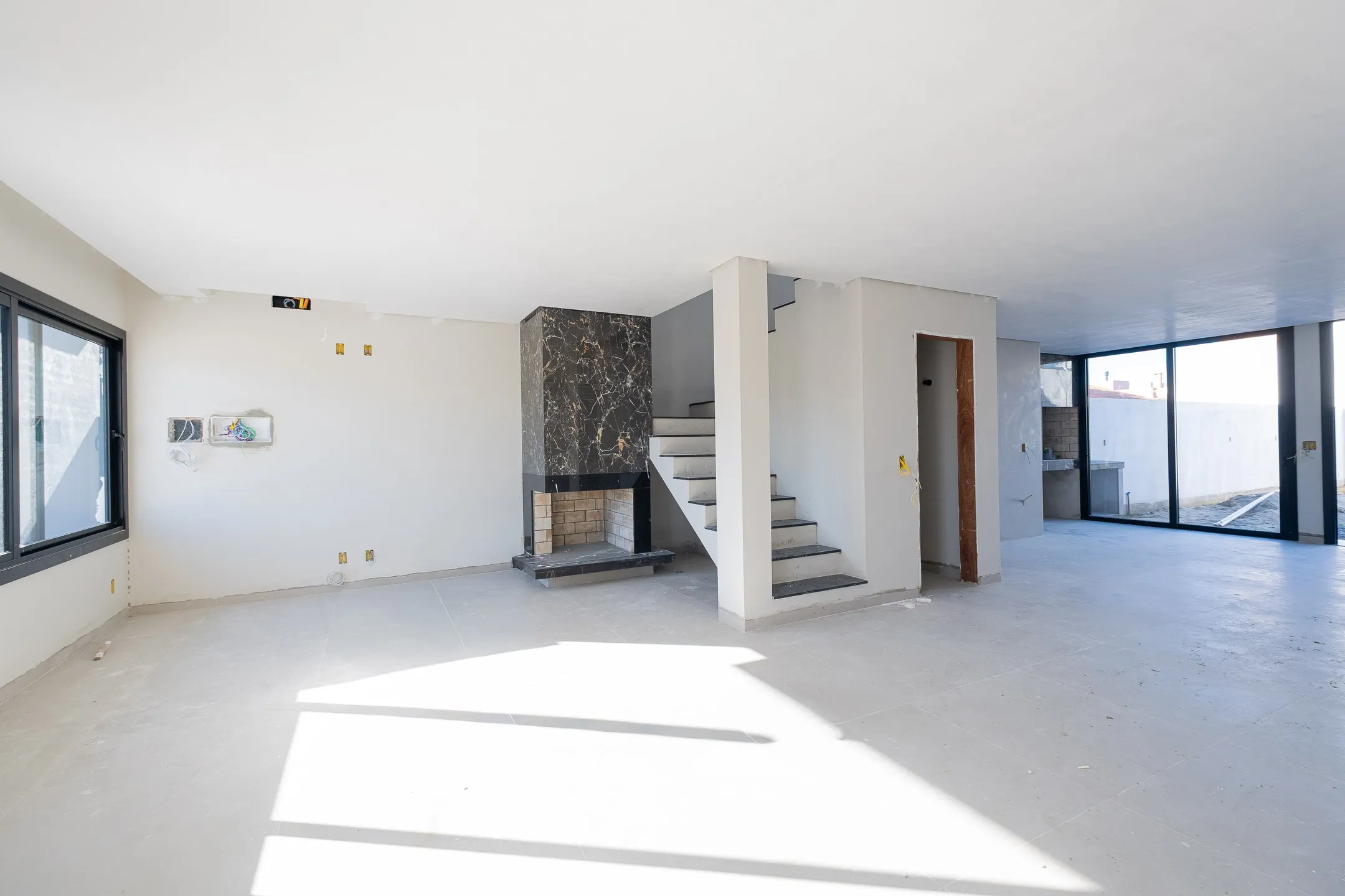 Casa com 3 dormitórios no Bougainville, Laranjal: 176 m², 3 dormitórios, 1 suíte, 2 vagas, localização privilegiada!