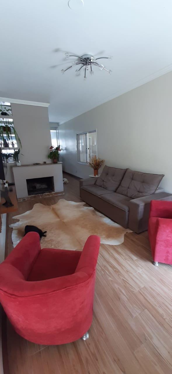 Casa impecável a 200m da Fernando Osório, 3 dorms (1 suíte), área gourmet em madeira nobre, piscina, lareira, cozinha planejada e amplo pátio.