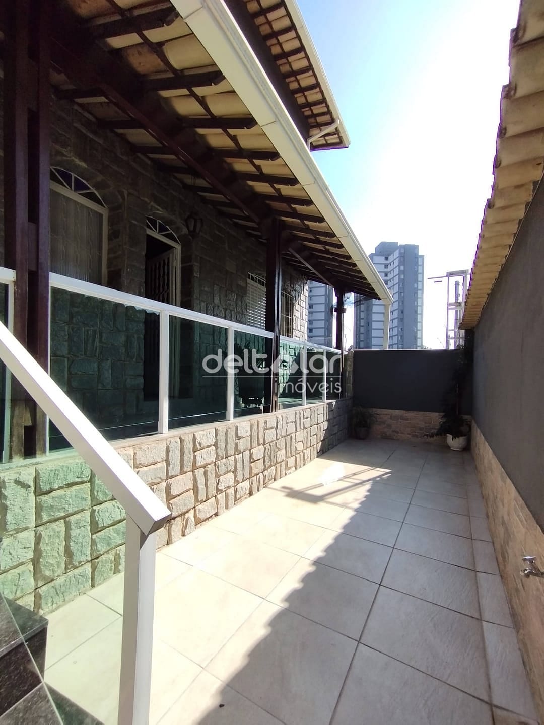 Casa à venda com 4 quartos, 309m² - Foto 1