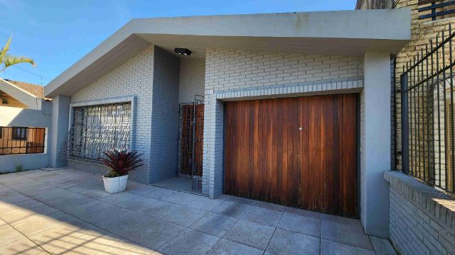 Casa com 300m² 3 quartos e 3 banheiros, à venda, no bairro Três Vendas em Pelotas