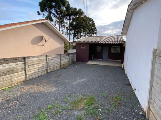 Locação - Casa com 2 quartos, 1 vaga de garagem, Terreno Amplo, 60 m² - Uvaranas, Ponta Grossa.