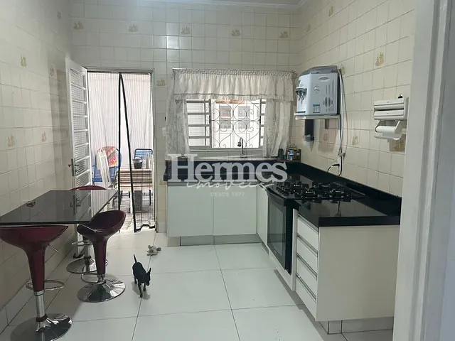 Casa com 300m² 2 quartos e 3 banheiros, à venda, no bairro Jardim Nova Europa em Campinas