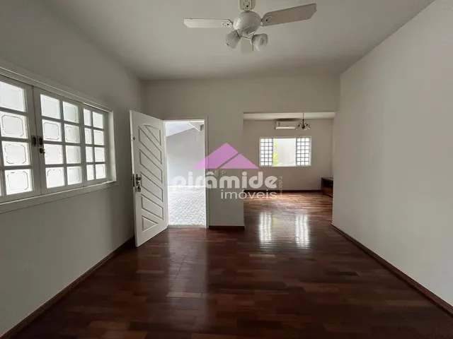 Casa com 360m² 4 quartos e 4 banheiros, à venda ou para alugar, no bairro Urbanova em São José Dos Campos